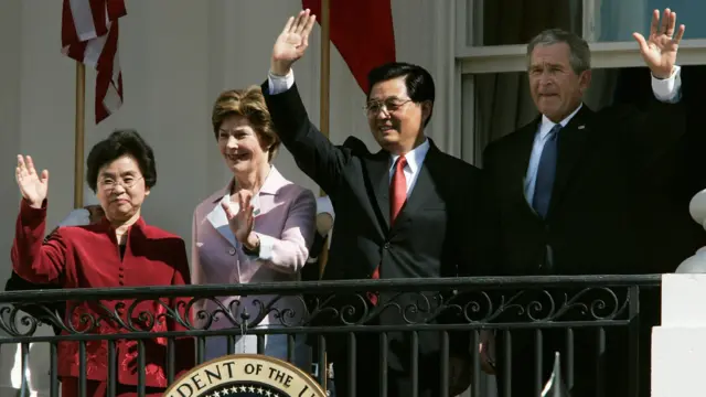 胡锦涛夫妇与小布什夫妇在白宫阳台上向群众致意（2006年）