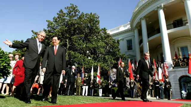 小布什与胡锦涛一同踏上白宫南草坪红地毯（2006年）