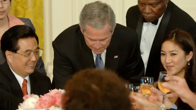 小布什在午餐会上与胡锦涛举杯（2006年）