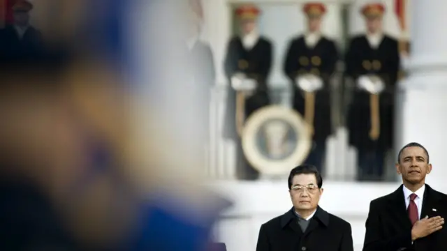 胡锦涛与奥巴马在白宫南草坪上出席美国国歌演奏仪式（2011年）