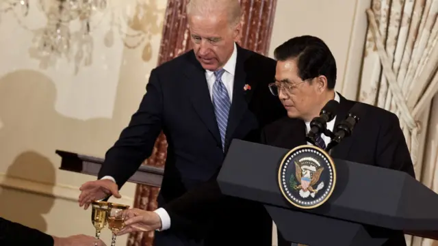 胡锦涛与美国副总统乔·拜登在午餐会上举杯（2011年）