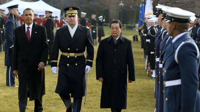 奥巴马与胡锦涛在欢迎仪式上检阅仪仗队（2011年）
