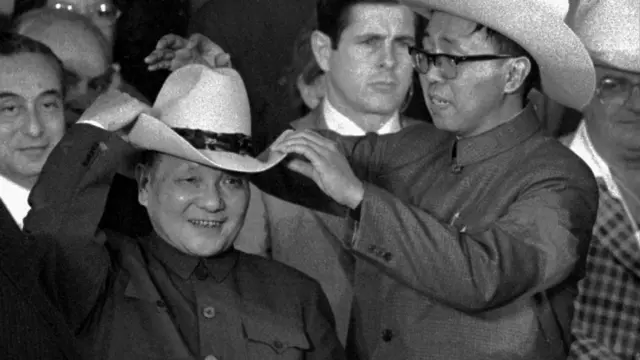 邓小平在得州一场牛仔表演节目中戴上牛仔帽（1979年）