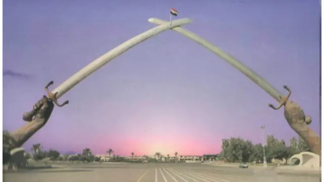 این بنای یادبود که به "شمشیرهای القادسیه" نیز شهرت دارد به مناسبت گرامیداشت آنچه صدام حسین پیروزی عراق بر ایران در جنگ نامیده بود در شهر بغداد ساخته شده است. گفته می شود ایده ساخت این طرح را در سال ۱۹۸۶ دو سال پیش از پایان جنگ، شخص صدام ارائه داده بود.
این بنا که در سال ۱۹۹۰ با عبور صدام سوار بر اسبی سفید از زیر آن افتتاح شد، شامل دو جفت شمشیر است که دو سمت میدان رژه بغداد را احاطه کرده است. شمشیر ها که هر کدام ۴۳ متر ارتفاع دارند گفته می شود از ۲۴ تن فولاد که از ذوب سلاح و ادوات سربازان کشته شده بدست آمده است، ساخته شده.