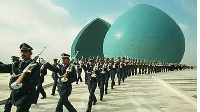 این بنا در زمان جنگ ایران و عراق برای گرامیداشت مقام کشته شدگان عراقی در جنگ هشت ساله در شهر بغداد ساخته شد. این بنای یادبود که" اسماعیل فتاح الترک" آن را طراحی کرده است بر روی یک سکوی دایره ای به قطر ۱۹۰ متر و بر روی یک دریاچه مصنوعی ساخته شده است. این بنا شامل دو نیم گنبد سبز رنگ به سبک گنبد های دوره عباسی است که هر کدام چهل متر ارتفاع دارد و با اندکی انحراف مقابل هم قرار گرفته اند.
