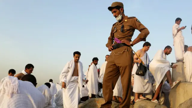 سعودی عرب کی حکومت نے دہشت گردی کے خطرات کے پیشِ نظر عازمین کے لیے سکیورٹی کے خصوصی انتظامات کیے ہیں۔