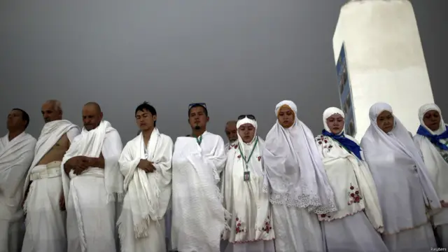 سعودی عرب کے مفتی اعظم شیخ عبدالعزیز نے حج کے خطبے میں مسلمانوں کو ان عناصر سے خبردار کیا جو اسلام کے نام پر دہشت گردی کرکے اسلام کو بدنام کررہے ہیں۔