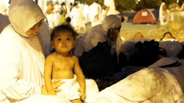 انڈونیشیا سے حجج کے لیے آئی ہوئی ایک خاتون اپنے دو سالہ بیٹے کے ہمراہ۔