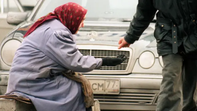 Пенсионерка просит милостыню