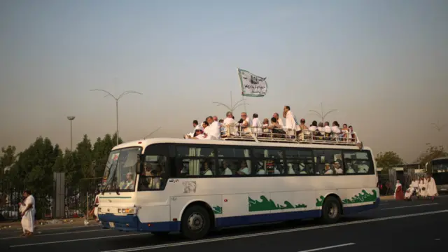 Jemaah menumpang bus