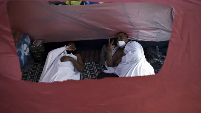 Jemaah menginap di tenda