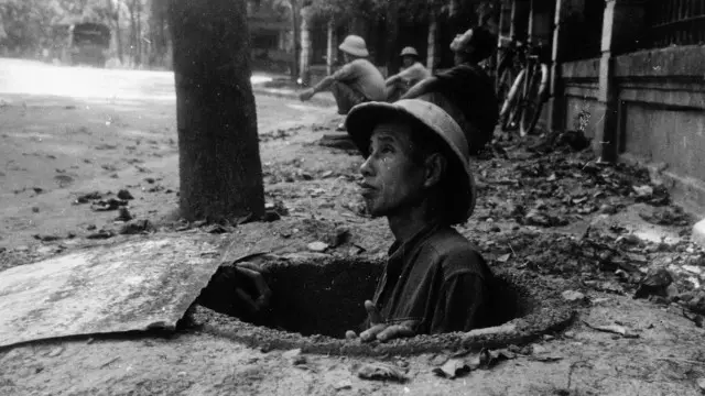 bersembunyi dari bom