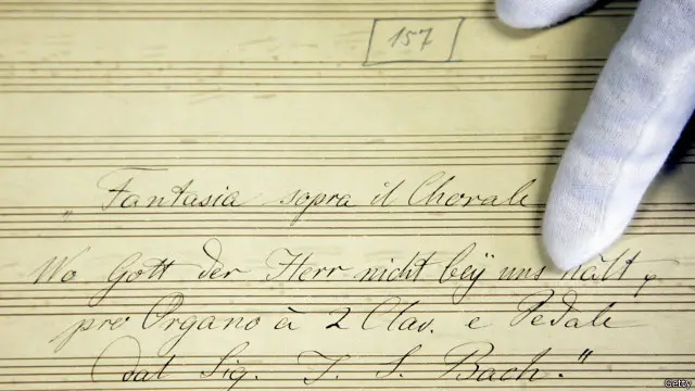 “Berada dalam musik Bach memiliki sensasi keberbedaan: ini adalah dunia lain yang kita masuki, sebagai penampil atau pendengar,” katanya pada saya dalam suatu wawancara terbaru. “Pasanglah topeng Anda, dan Anda akan pergi ke dunia psychedelic dari berbagai warna.”