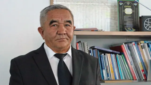 Филология илимдеринин кандидаты Ишенбек Султаналиев: Социологдордун сурамжылоосуна караганда, он эки жаштан жыйырма беш жашка чейинки жаштар чет тилинде сүйлөгөндү мода катары көрүшөт экен. Алар эне тили үчүн тынчсызданышкан жок, алар тилди мода катары гана пайдаланып жатышат