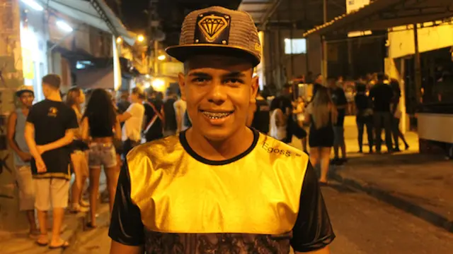 Natã Scott asiste a un baile funk en la favela de su barrio Chatuba