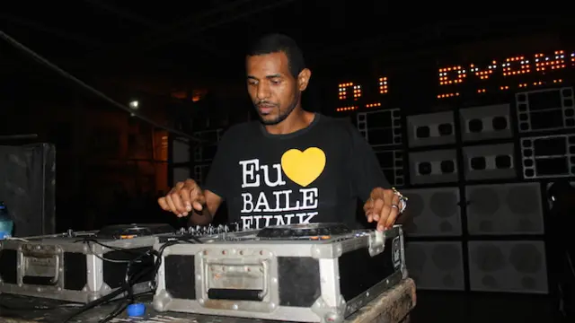 Baile funk en la favela de Chatuba, Río de Janeiro