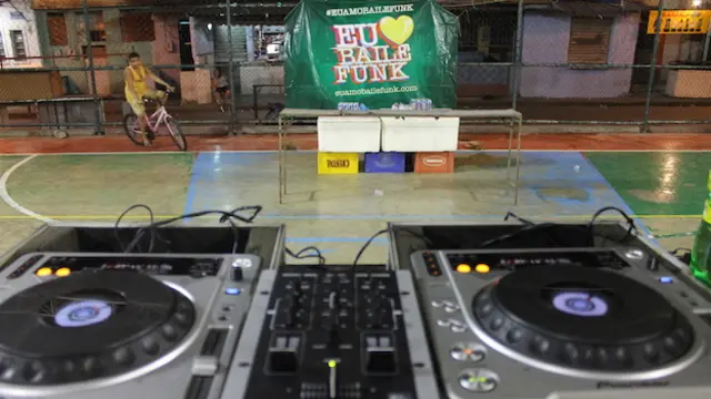 Pista del baile funk en la favela de Chatuba.