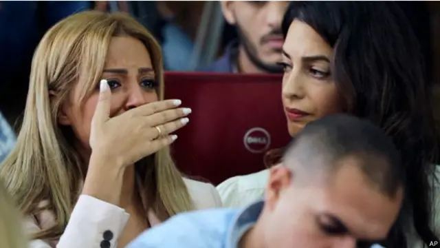 أمل كلوني (على اليمين) عبرت عن سعادتها بالعفو.