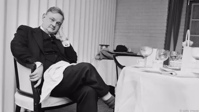 تروي المذكرة التي أرسلها اللورد هيلشام قصة القمر الصناعي بشكل منمق جداً