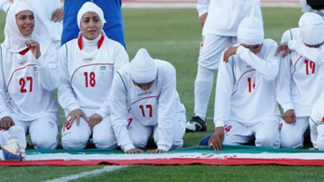 Equipe iraniana após o jogo contra a Jordânia, em que foram desclassificadas da eliminatória para a Olimpíada de 2012 por causa do uso do hijab