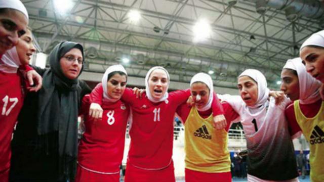 A "Lady Goal" (camisa 11) é capitã do time iraniano de futsal e não pôde viajar para disputar um campeonato