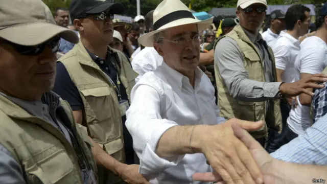 أوريبي وسط رافضي الاتفاق