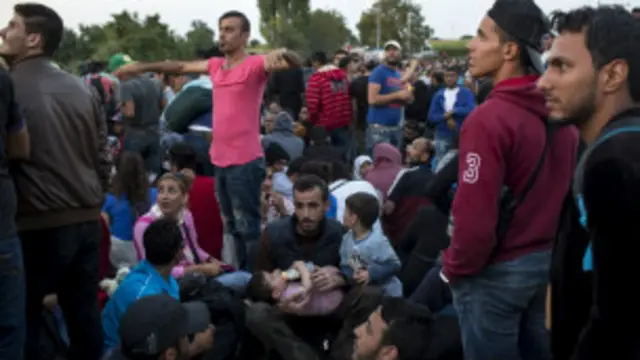 ခရိုအေးရှားမှာ ဘတ်စကားစောင့်နေကြတဲ့ဒုက္ခသည်တွေ