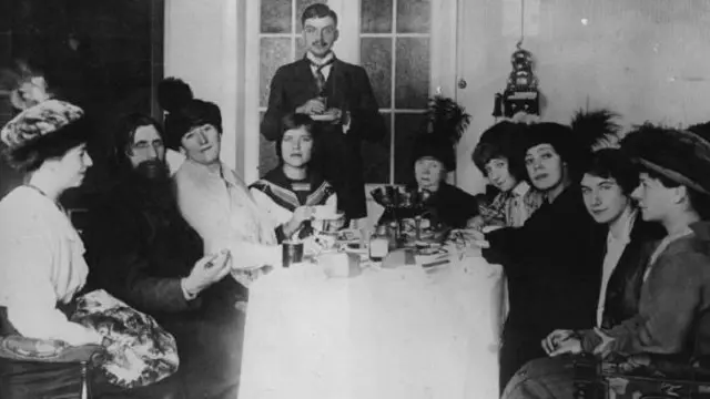 كان لراسبوتين (الثاني من اليسار) نفوذ كبير في محكمة رومانوف