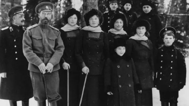 Ona oglini jinsiy aloqaga jalb qiladi Lolilar seksini tomosha qiling