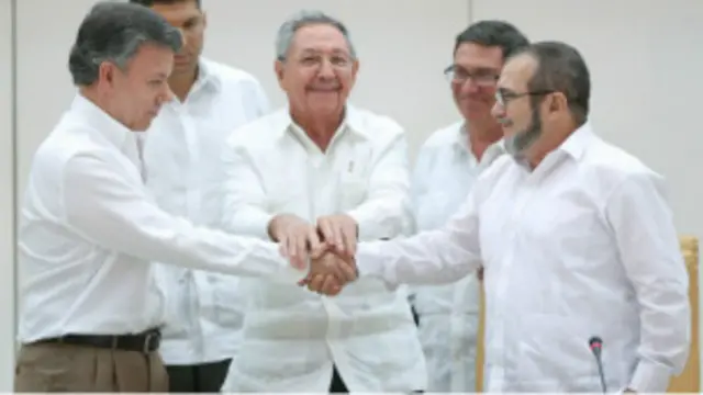 Apretón de manos entre Juan Manuel Santos y "Timochenko"