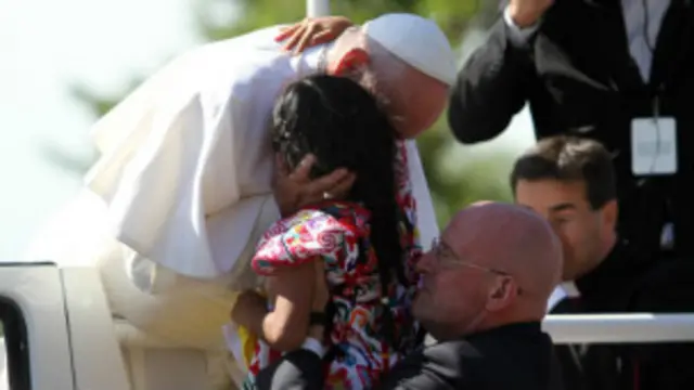 Para el padre de Sophie, "fue un milagro" que el Papa se parara y saludara a su hija.