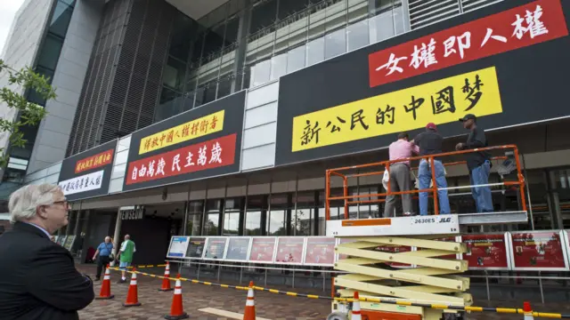 美国华盛顿新闻博物馆挂上中文条幅