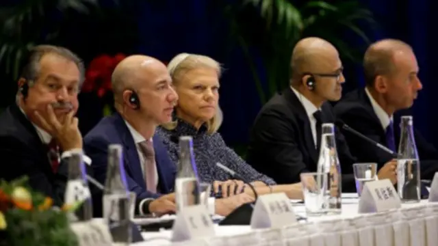 Nhà sáng lập hãng Amazon Jeff Bezos (thứ nhì từ trái sang) nằm trong số các lãnh đạo doanh nghiệp Hoa Kỳ có mặt tại cuộc gặp với chủ tịch Trung Quốc