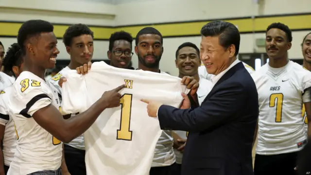 习近平是个足球迷,他曾表示对中国足球的“三个希望”:再次取得世界杯赛资格、主办一次世界杯、最终赢一次世界杯。