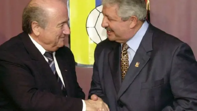 رافائيل إيسكيفيل (يمينا) مع رئيس الاتحاد الدولي لكرة القدم سيب بلاتر في عام 2014