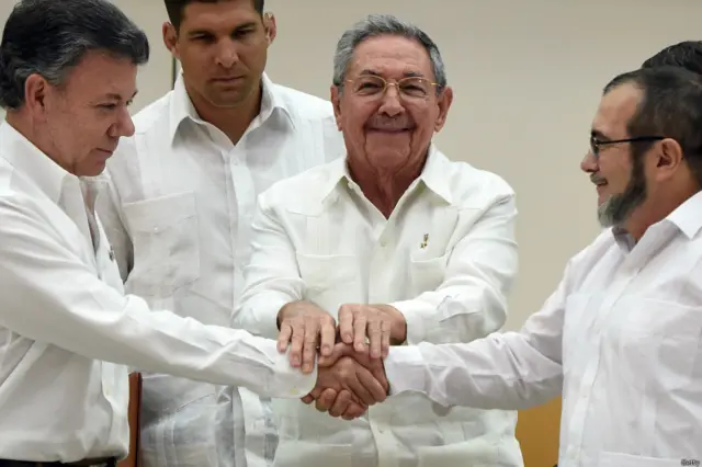 کولمبیا کے صدر جوان مینوئیل سانتوس اور باغی تنظیم کے رہنما رودریگو لندونو کے درمیان کیوبا کے دارالحکومت ہوانا میں ملاقات ہوئی