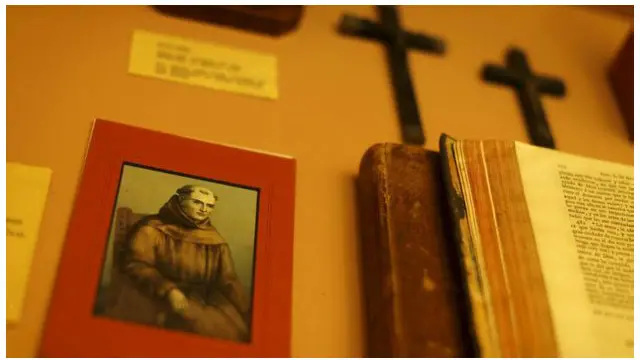 Gambaran Junipero Serra dipampang di Mission San Diego de Alcala di San Diego, California