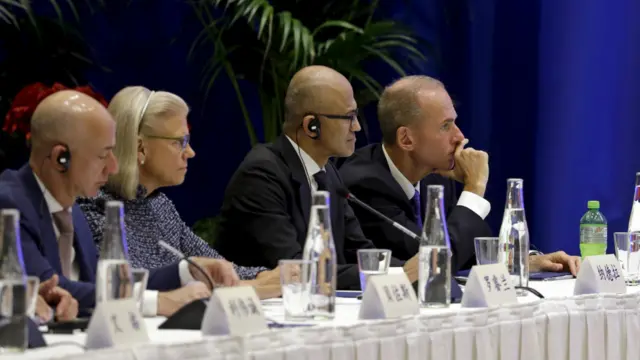 美國科技公司管理階層在西雅圖和習近平會面，正在聽取習近平的演說。