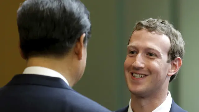 習近平(左)與扎克伯格互相問好(23/9/2016)