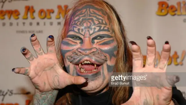 Американець Денніс Авнер, більш відомий як Людина-кіт, зробив більше 14 хірургічних процедур, щоби додати своєму обличчю та тілу котячі риси