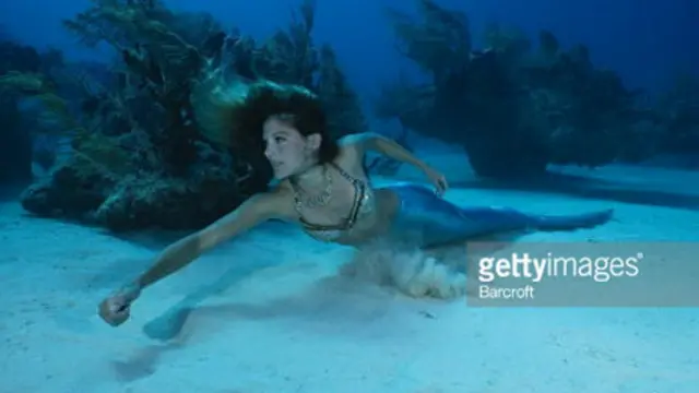 Інструктор з дайвінгу американка Лінден Волберт за допомогою хвоста-протезу вагою 16 кілограмів почуває себе як справжня русалка
