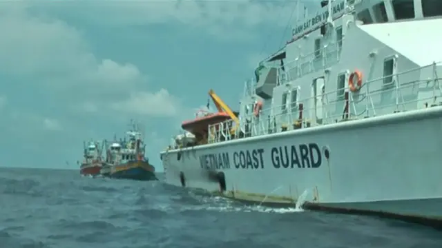 Tàu CSB 4035 của cảnh sát biển Việt Nam áp giải 3 tàu cá Thái Lan vi phạm vùng biển Việt Nam (ảnh của báo Thanh Niên)