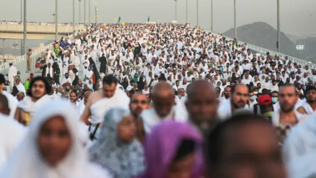 حضور چند صد هزار زائر در مراسم حج پیش از این هم با حوادثی همراه بوده است