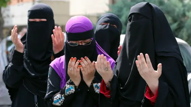 土耳其安卡拉流亡维吾尔人女性在中国大使馆外参与抗议活动（9/6/2015）