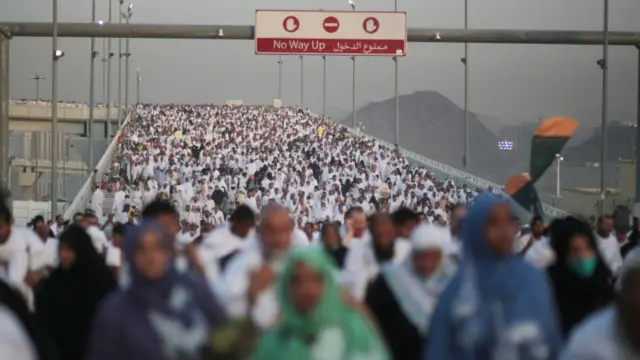 یہ ایک کلو میٹر طویل ہے اور یہاں پر ہر گھنٹے میں تین لاکھ حاجی مناسکِ حج ادا کرتے ہیں