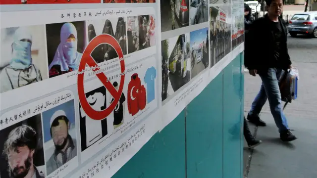 新疆乌鲁木齐街头的反恐宣传海报（16/9/2014）