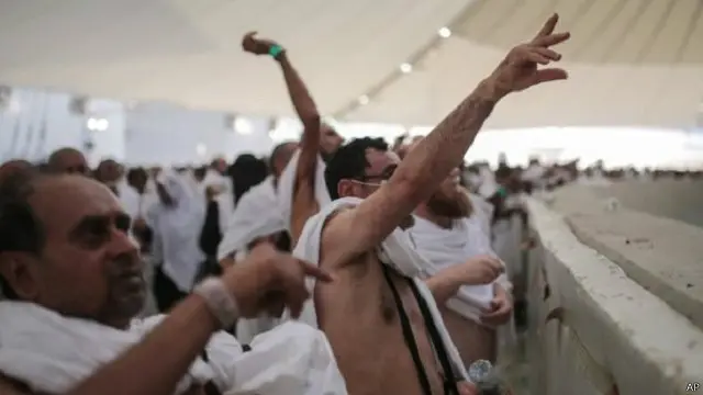 يسعى الحجاج إلى منى لرمي الجمرات