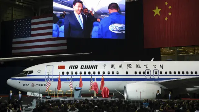 شی جین‌پینگ، رئیس‌جمهوری چین از کارخانه بوئینگ در واشنگتن دیدن کرده است