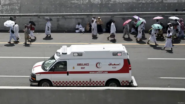 Ambulans membawa korban