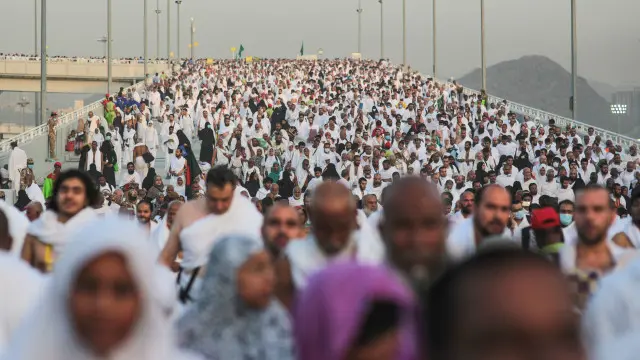 Ratusan ribu orang jamaah melakukan pelemparan jumrah. 
